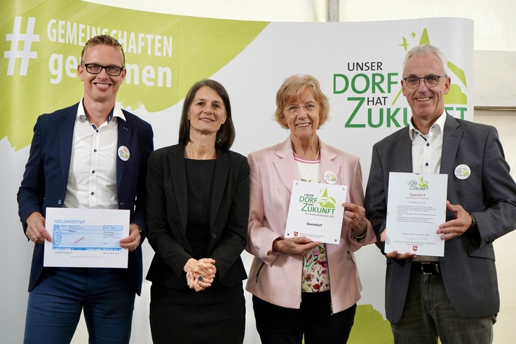 Teilnehmer am Landeswettbewerb „Unser Dorf hat Zukunft“ – Quendorf (Grafschaft Bentheim): Ministerin Miriam Staudte mit Hilde Mannebeck, Daniel Tibbe und Erhard Schulte