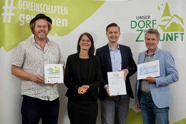 Teilnehmer am Landeswettbewerb „Unser Dorf hat Zukunft“ – Reepsholt/Hoheesche (Wittmund): Ministerin Miriam Staudte mit Frank Jakobs, Norbert Weber und Jan-Paul Weber