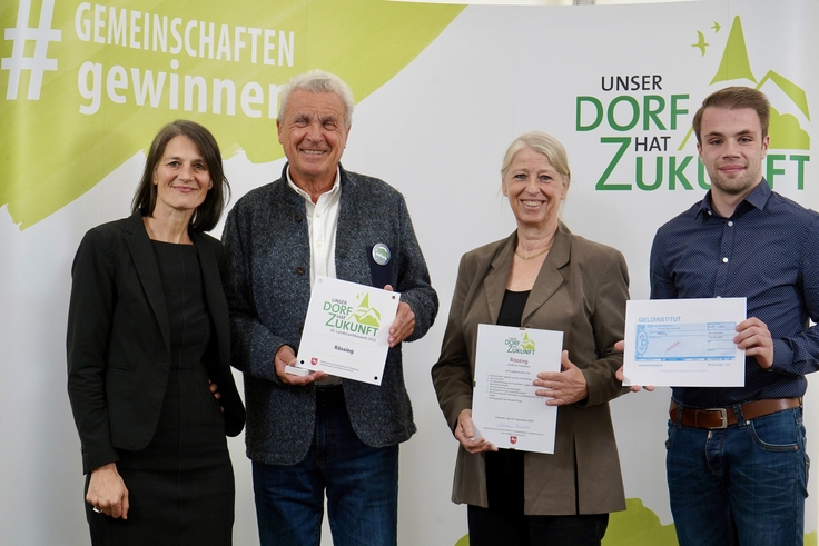 Teilnehmer am Landeswettbewerb „Unser Dorf hat Zukunft“ – Rössing (Hildesheim): Ministerin Miriam Staudte mit Dr. Udo Noack, Julia Kantalk und Aaron Keuntje