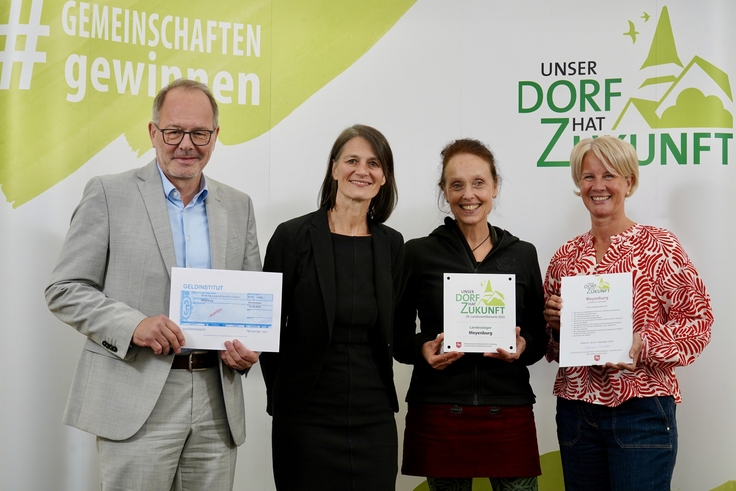 Meyenburg (Osterholz) für den Bundeswettbewerb „Unser Dorf hat Zukunft“ 2026: Ministerin Miriam Staudte mit Barbara Junghans, Sinje Stegmann und Dominik Schmengler