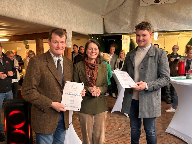 Ministerin Miriam Staudte übergibt den Staatsehrenpreis 2025 an Jürgen und Tamme Hobbie