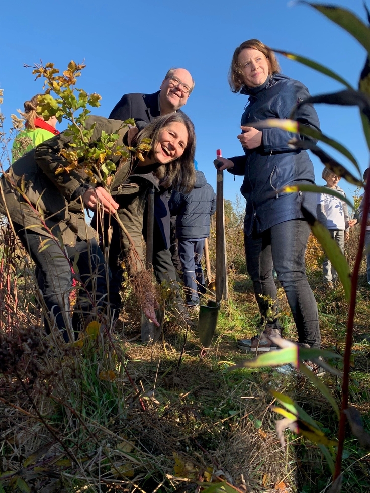 Ministerin Miriam Staudte pflanzt einen Baum