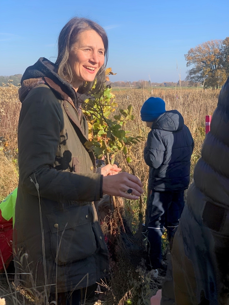 Ministerin Miriam Staudte hält einen Setzling in der Hand