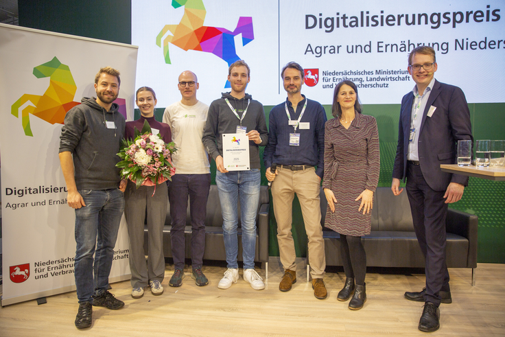 Ministerin Miriam Staudte überreicht gemeinsam mit Dr. Henning Müller den Digitalisierungspreis an das Deep-Tech-Startup Nature Robots GmbH aus Osnabrück