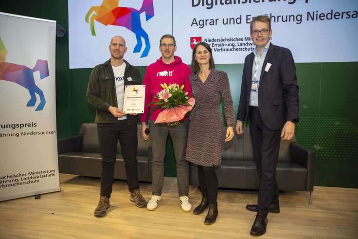 Ministerin Miriam Staudte überreicht gemeinsam mit Dr. Henning Müller den Digitalisierungspreis an die noxt! Sensortec GmbH aus Löningen