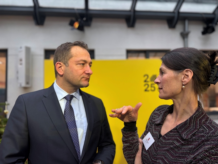 Ministerin Miriam Staudte im Gespräch mit Bundes EU-Kommissar Christophe Hansen.