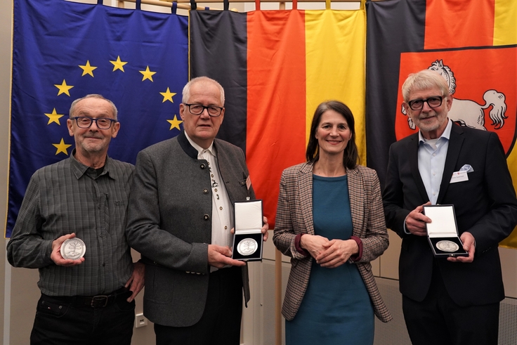 Forstministerin Miriam Staudte (3 v. l) zusammen mit den Preisträgern Manfred Bonse (1 v. l.), Joachim Hansmann (2 v. l.) sowie Dieter Pasternack (4 v. l.).