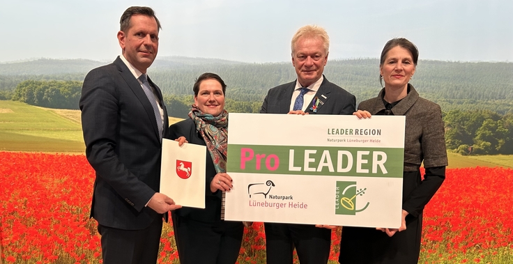 Ministerin Staudte (4 v. l), Ministerin Walter (2 v. l.) und Ministerpräsident Lies (1 v. l.) übergeben ein Positionspapier an Bundesagrarminister Rainer (3 v. l.).