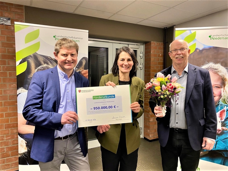 Einen Förderbescheid über 950.000 Euro hat Ministerin Miriam Staudte jetzt an das LBZ in Echem übergeben. Über den Bescheid freuten sich Gerhard Schwetje, Präsident der Landwirtschaftskammer Niedersachsen (r.) und Ulrich Peper, Leiter des LBZ Echem