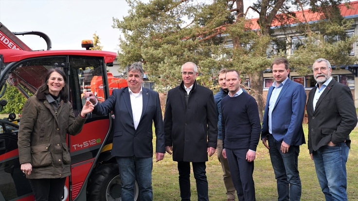 Ministerin Miriam Staudte übergibt den Schlüssel für das neue Lehrfahrzeug an Bernd Antelmann(1.v.l.), Bernd Bremer(2 v. l.), Nils Joachim Meinheit(4.v.l.), Christian Bachnicke (5.v.l.), Tobias Göckeritz (6.v.l).