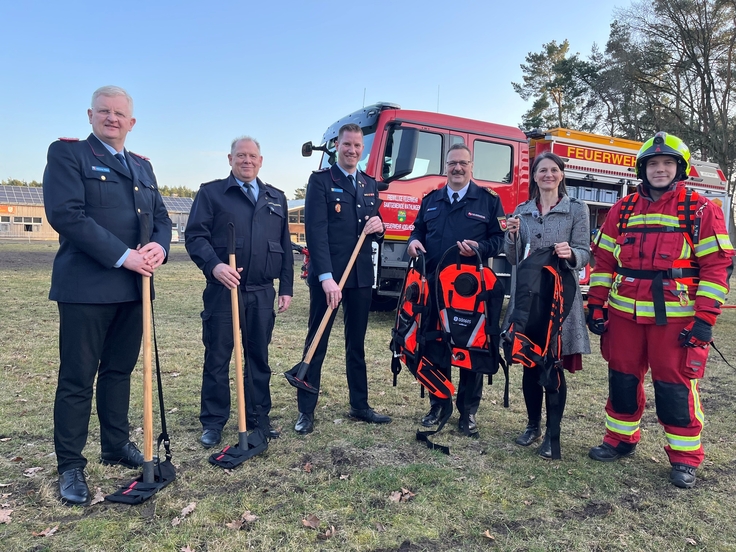 Ministerin Miriam Staudte (5 v. l.) übergibt gemeinsam mit dem Präsident des LFV-NDS Olaf Kapke (4 v. l.) die Löschrucksäcke und Waldbrandwerkzeuge an den LK Lüchow Dannberg (1 v. l.), den LK Gifhorn (2. v. l.) und an den LK Celle (3 v.l.)