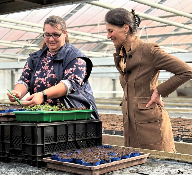 Ministerin Miriam Staudte (2.v.l.) gemeinsam mit einer Auszubildenden (1.v.l.) der KVHS.