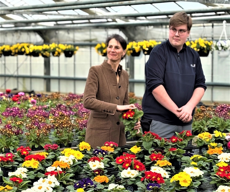 Ministerin Miriam Staudte (1.v.l.) gemeinsam mit einem Auszubildenden (2.v.l.) der KVHS.