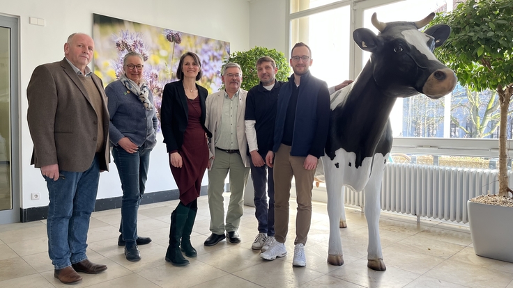 V.l.n.r.: Frank Kohlenberg (Landvolk Nds.),Kerstin Hintz (LÖN), Ministerin Miriam Staudte, Ottmar Ilchmann (AbL), Volker Emshoff (LsV), Jens Scherb (BdM)