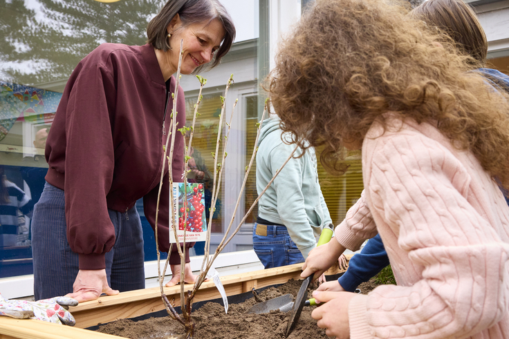 Ministerin Miriam Staudte mit Schülerinnen und Schüler der Grundschule Wettbergen.