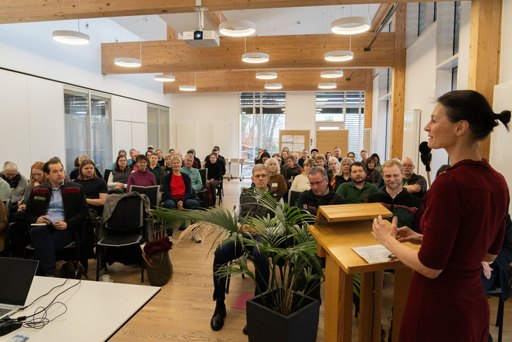 Ein Foto zeigt Forstministerin Miriam Staudte beim Treffen der zertifizierten Waldpädagog*innen während sie eine Rede vor Publikum hält