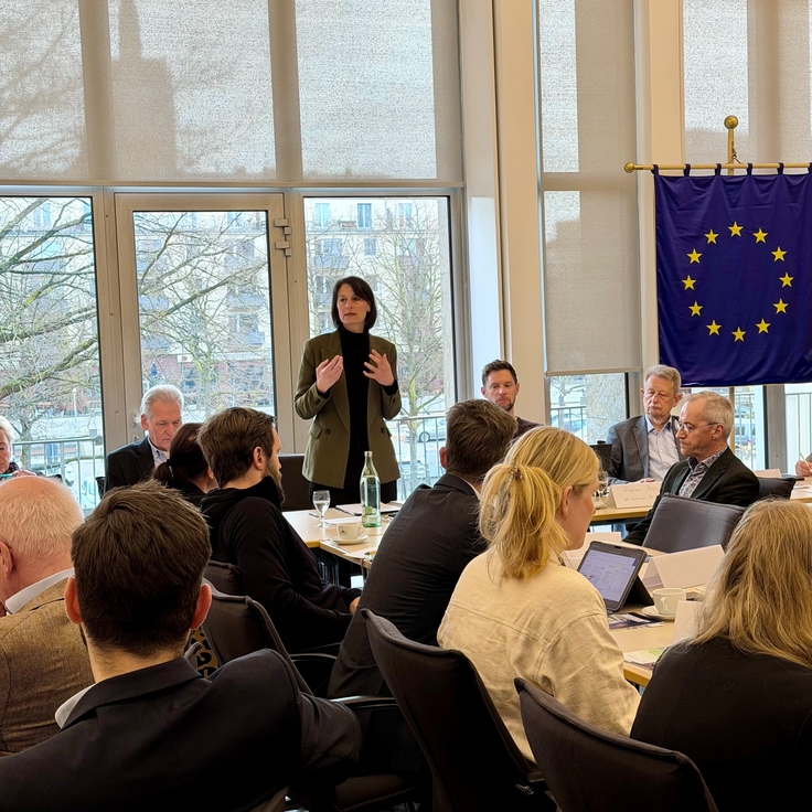 Ministerin Staudte referiert im Sitzungssaal