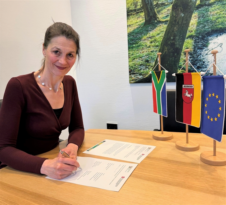 Niedersachsens Agrarministerin Miriam Staudte bei der Unterzeichnung der Vereinbarung über die Zusammenarbeit in der Landwirtschaft zwischen dem ML und das Department of Agriculture (DoA) der südafrikanischen Provinz Eastern Cape