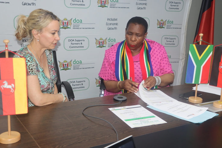 Ministerin Nonceba Kontsiwe unterzeichnet im Beisein von Inger Steffen, Repräsentantin des Landes Niedersachsen in der Provinz Eastern Cape, die Absichtserklärung zur nachhaltigen Entwicklung der Landwirtschaft