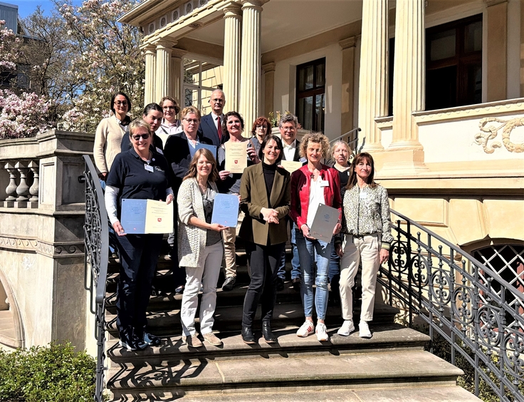 Ministerin Miriam Staudte (vorne Mitte) mit den Preisträger:innen des Nds. Tierschutzpreises 2026 sowie Mitgliedern der Jury.