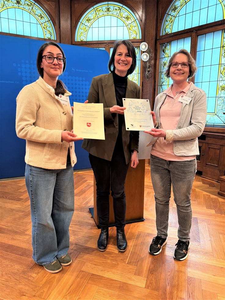 Ministerin Miriam Staudte (Mitte) mit Mona Gharib (links) und Diana Hake (rechts) von der Eichhörnchen Rettungsstation in Burgdorf.