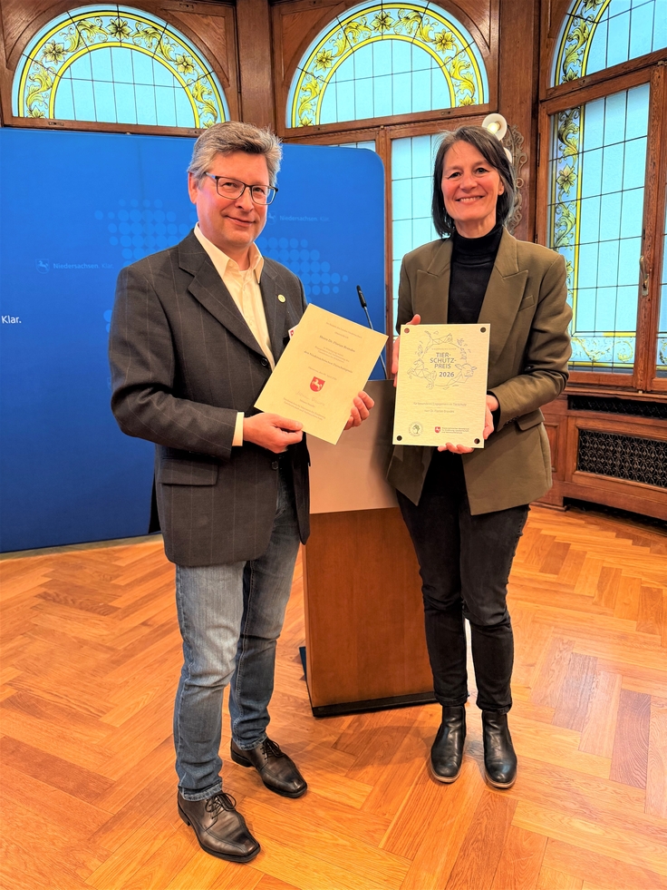 Ministerin Miriam Staudte (rechts) mit Dr. Florian Brandes (links), Leiter der Wildtierstation in Sachsenhagen.