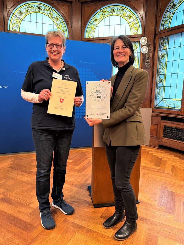 Ministerin Miriam Staudte (rechts) mit Merwel Otto-Link (links) von der Igelpflege in Rotenburg/Wümme.
