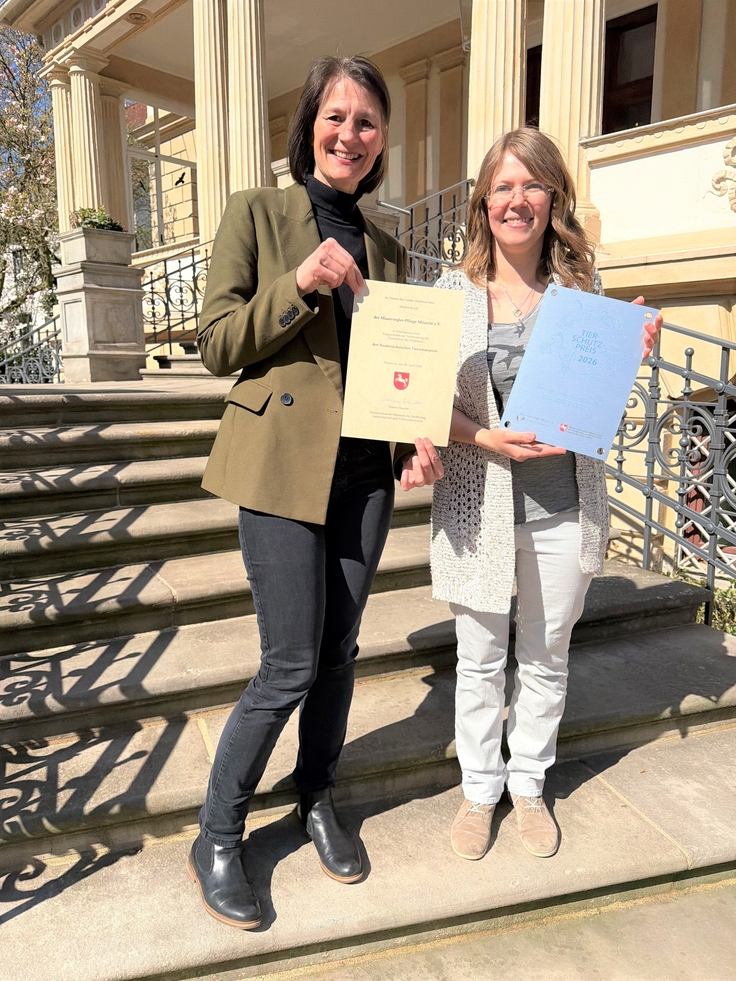 Ministerin Miriam Staudte (links) mit Ramona Kubal (rechts) von der Mauersegler-Pflege Mäuerle in Kaierde.