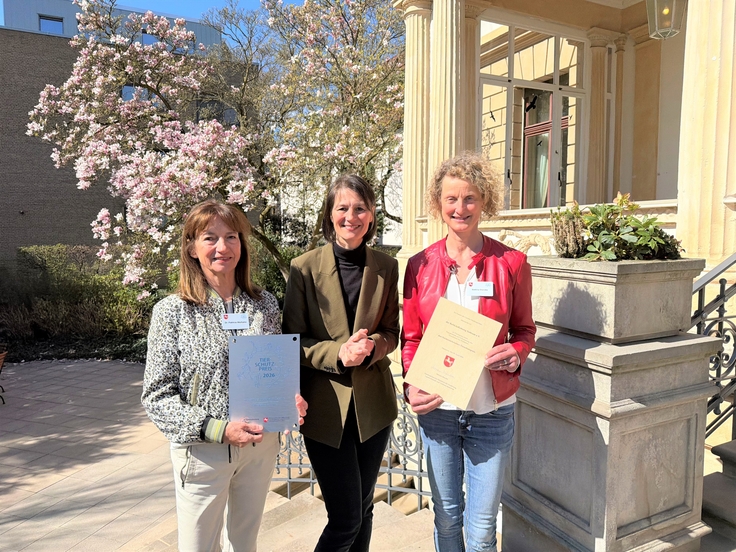 Ministerin Miriam Staudte (Mitte) mit Patricia Werhahn (links) und Bettina Diercks (rechts) von der RehkitzRettung in Sottrum.