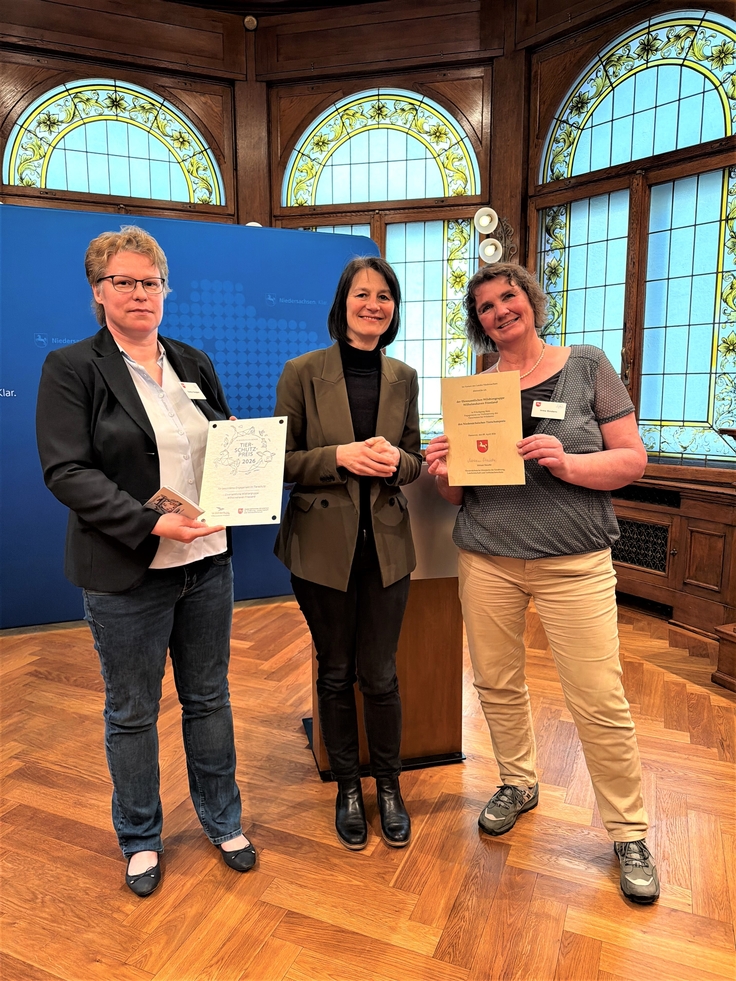 Ministerin Miriam Staudte (Mitte) mit Svenja Rosigkeit (links) und Imke Sindern (rechts) von der ehrenamtlichen Wildtiergruppe in Wilhelmshaven/Friesland.