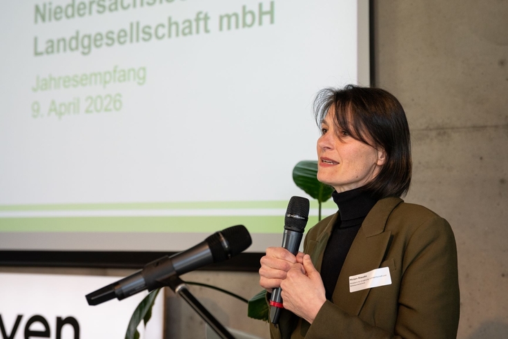 Ministerin Miriam Staudte hält ein Grußwort