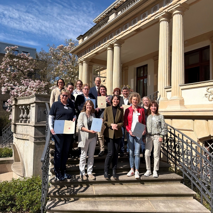 Gruppenbild der Preisträgerinnen und Preisträger vor dem Gebäude des Gästehauses der Landesregierung