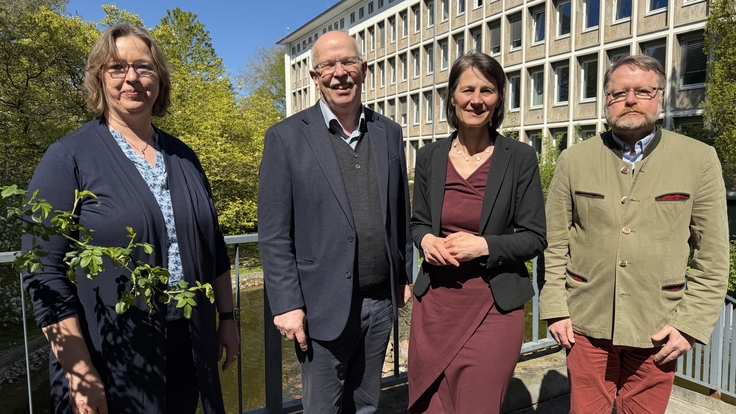 Gruppenbild mit Staatssekretärin Patzke und Ministerin Staudte und den Vertretrn der LWK im Garten des ML