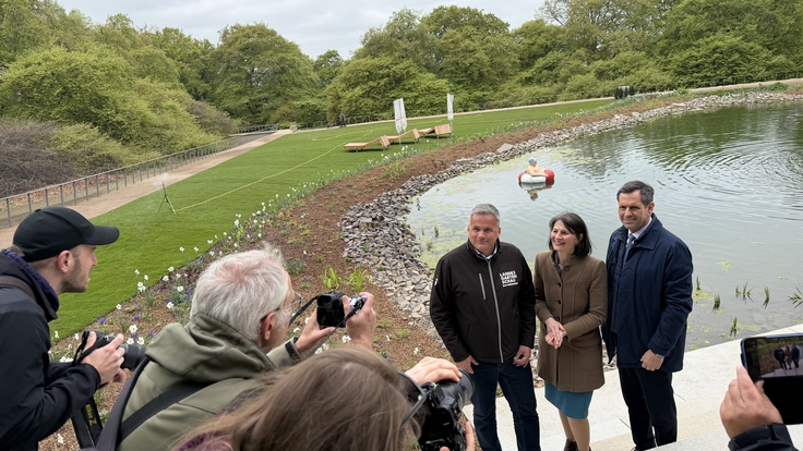 Landwirtschaftsminsiterin Miriam Staudte steht mit Ministerpräsident Olaf Lies und Stadxtdirektor Mike Schmidt in Bad Nenndorf vor einem anlegeten See auf dem Gelände der Landesgartenschau 2026