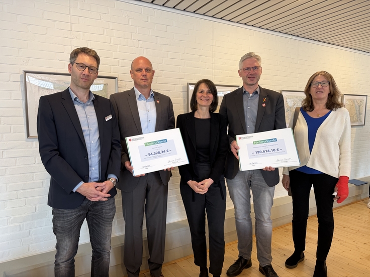 Ministerin Miriam Staudte (3. v. l.) übergibt eine Förderurkunde an die Gemeinde Egestorf sowie an den Schützenverein Evendorf und Umgebung e.V.