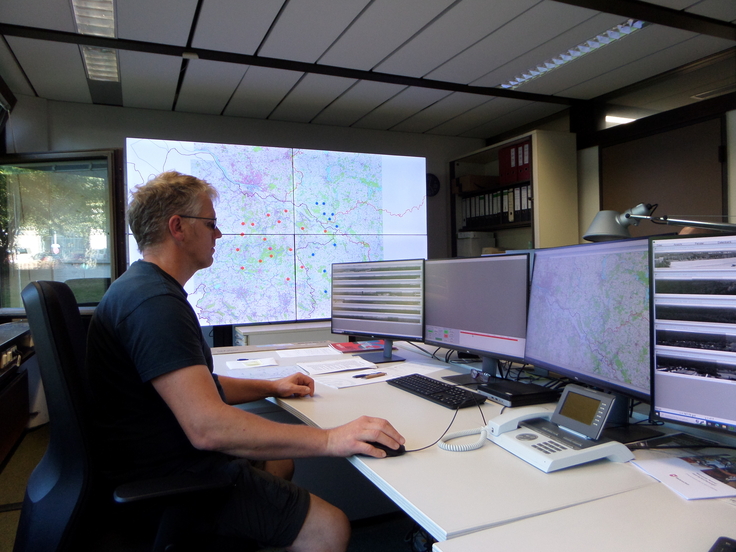 Ein Mitarbeiter der Waldbrandleitstelle in Lüneburg wertet Bilder von Waldbrandüberwachungskameras aus (Archivbild)