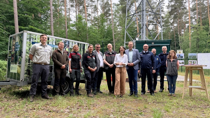 Ministerin Miriam Staudte (7. v. l.) bei der Inbetriebnahme des AWFS Sensors in Alt Garge