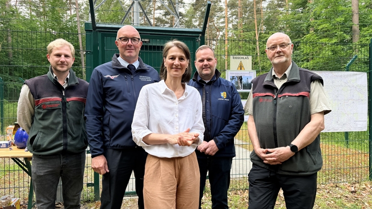 Ministerin Miriam Staudte (mittig) gemeinsam mit Vertretern des NLF, des Landkreis Lüneburg und des Feuerwehr-Flugdienstes.