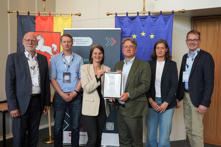 Landwirtschaftsministerin Miriam Staudte (mittig) übergibt den Bescheid für die EIP-Förderung an das Projekt „Altan“.