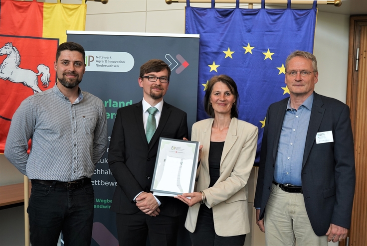 Landwirtschaftsministerin Miriam Staudte (mittig) übergibt den Bescheid für die EIP-Förderung an das Projekt „Flash Apple“.