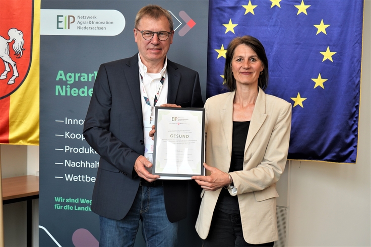Landwirtschaftsministerin Miriam Staudte (mittig) übergibt den Bescheid für die EIP-Förderung an das Projekt „GESUND“.
