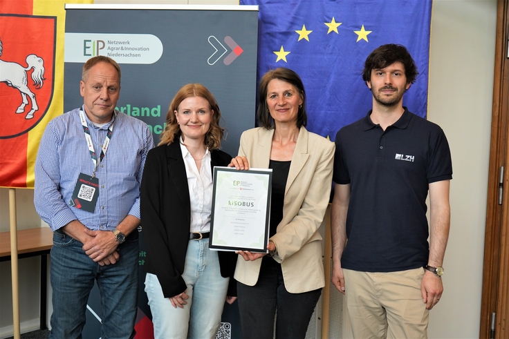 Landwirtschaftsministerin Miriam Staudte (mittig) übergibt den Bescheid für die EIP-Förderung an das Projekt „KiSOBUS“.