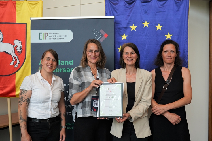 Landwirtschaftsministerin Miriam Staudte (mittig) übergibt den Bescheid für die EIP-Förderung an das Projekt „KlimaZier“.