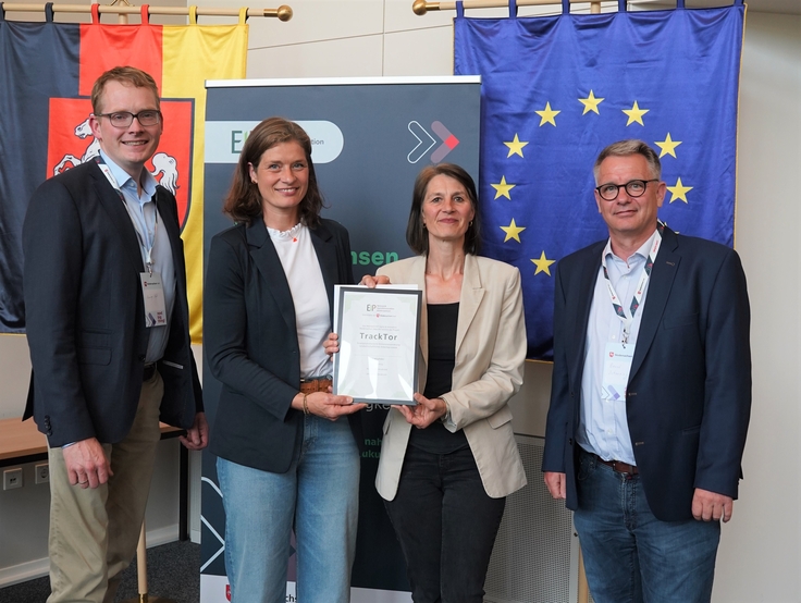 Landwirtschaftsministerin Miriam Staudte (mittig) übergibt den Bescheid für die EIP-Förderung an das Projekt „Tracktor“.
