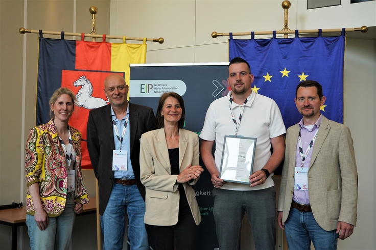 Landwirtschaftsministerin Miriam Staudte (mittig) übergibt den Bescheid für die EIP-Förderung an das Projekt „Stallview“