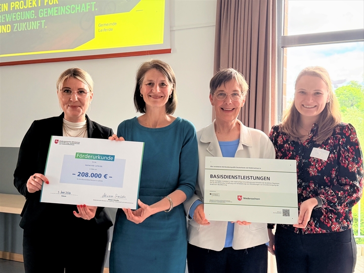 Ministerin Miriam Staudte (2. v. l.) übergibt eine Förderurkunde für die Mountainbike-Parcours in Leiferde.