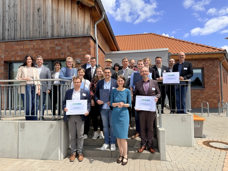 Ministerin Miriam Staudte (mittig) mit den sieben Projekttägern aus den Landkreisen Gifhorn, Goslar, Göttingen, Helmstedt und Wolfenbüttel.