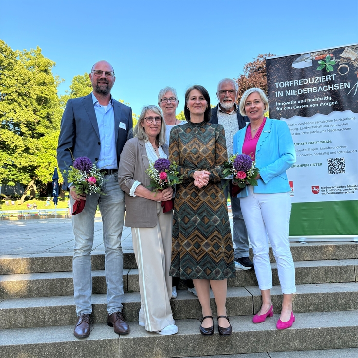 Ministerin Miriam Staudte (mittig) gemeinsam mit dem Betrieb „Blumen Klefer“ (Platz 1 des Wettbewerbes).