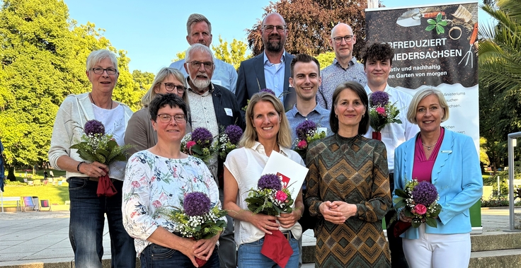Ministerin Miriam Staudte (1. Reihe, 3. v. l.) gemeinsam mit Landrätin Karin Harms (LK Ammerland) (rechts) und allen Gewinner:innen des Wettbewerbs „Torfreduziert in Niedersachsen – innovativ und nachhaltig für den Garten von morgen“.