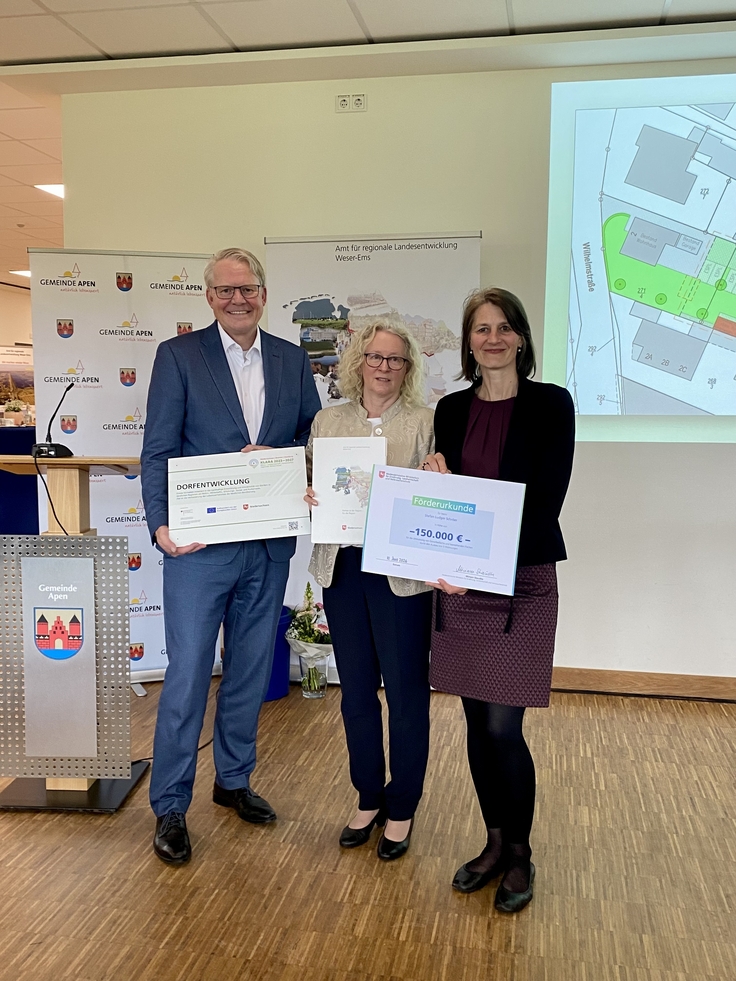 Ministerin Miriam Staudte und Nikolaus Jansen (Landesbeauftragter für regionale Landesentwicklung) übergeben den Förderbescheid für das Projekt Umnutzung von Gewerbefläche und leerstehenden Flächen, LK Cloppenburg
